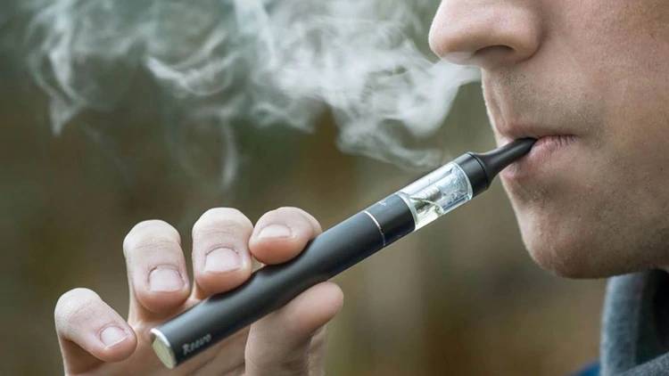 Fumaba un cigarrillo electrónico, le explotó y murió