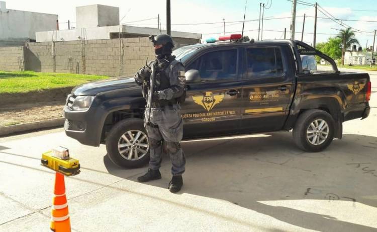 DOS DETENIDOS POR COMERCIALIZAR MARIHUANA EN ARROYITO