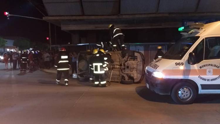 ACCIDENTE CON DAÑOS MATERIALES : UN AUTO TUMBO. 