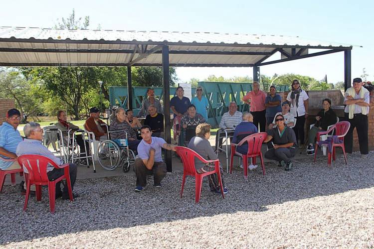 Abuelos del Hogar Juan XXIII en actividades recreativas 