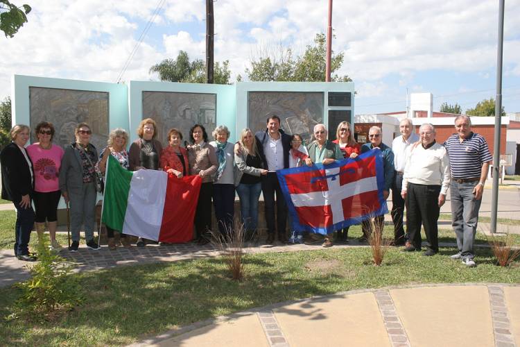 El Intendente continúa entregando Banderas a Instituciones