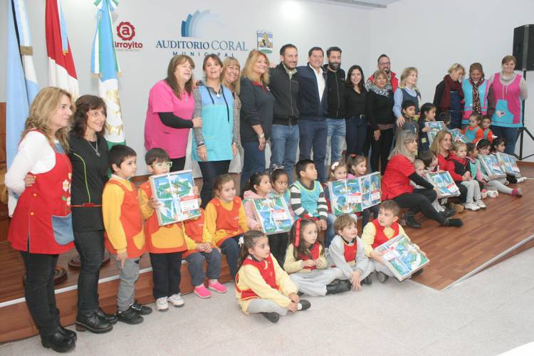 El Municipio entregó Banderas de Arroyito a Jardines de Infantes