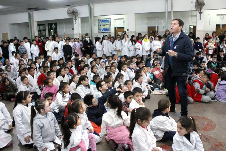 El Intendente participó del acto Oficial del 25 de Mayo en la escuela José Giménez Lagos