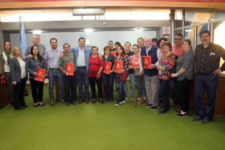 EL INTENDENTE HIZO ENTREGA DE ESCRITURAS A VECINOS DE PLANES MUNICIPALES