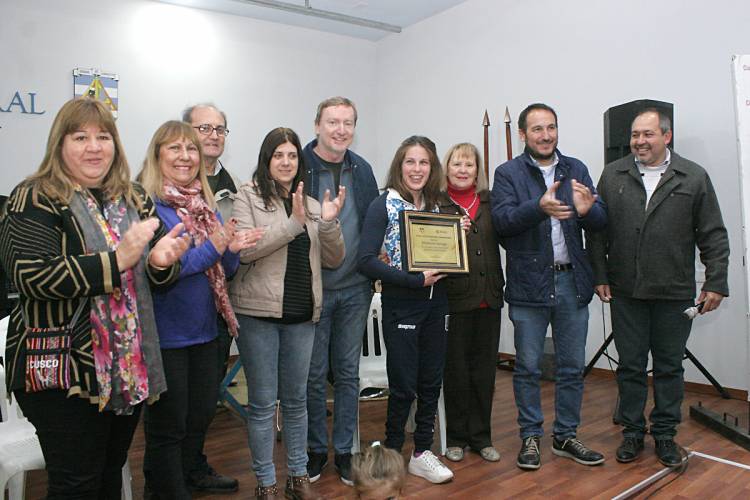 En una noche emotiva Elizabeth Noriega fue recibida y reconocida por la Municipalidad de Arroyito