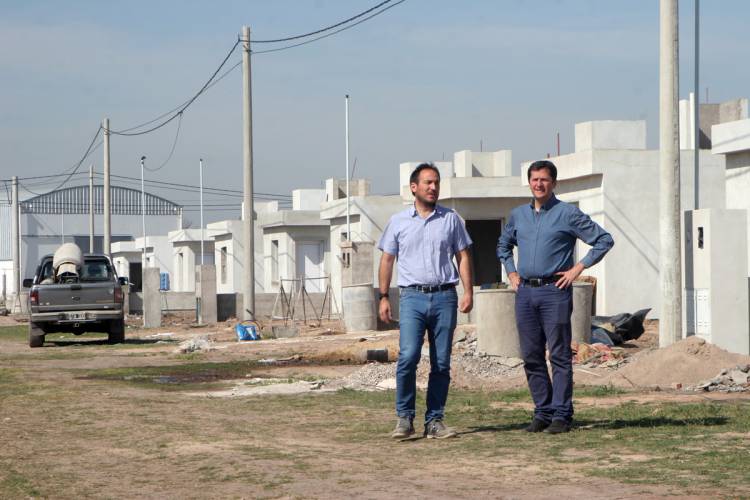 El Intendente junto al Ing. Daniel Lafarina anunciaron que a la brevedad se sorteará la vivienda 361