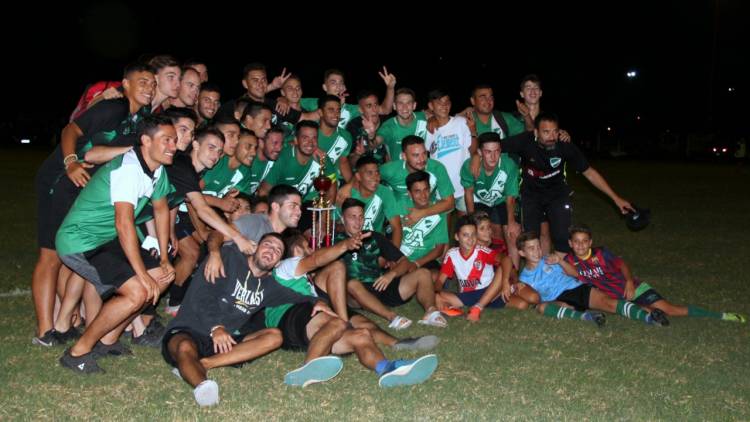 Clásico del fútbol local: El Intendente entregó la Copa Ciudad de Arroyito