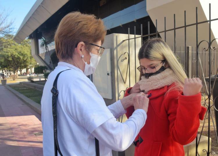 ENTREGA DE LAZOS AZULES: SEMANA DE PREVENCIÓN DEL CONSUMO DE DROGAS