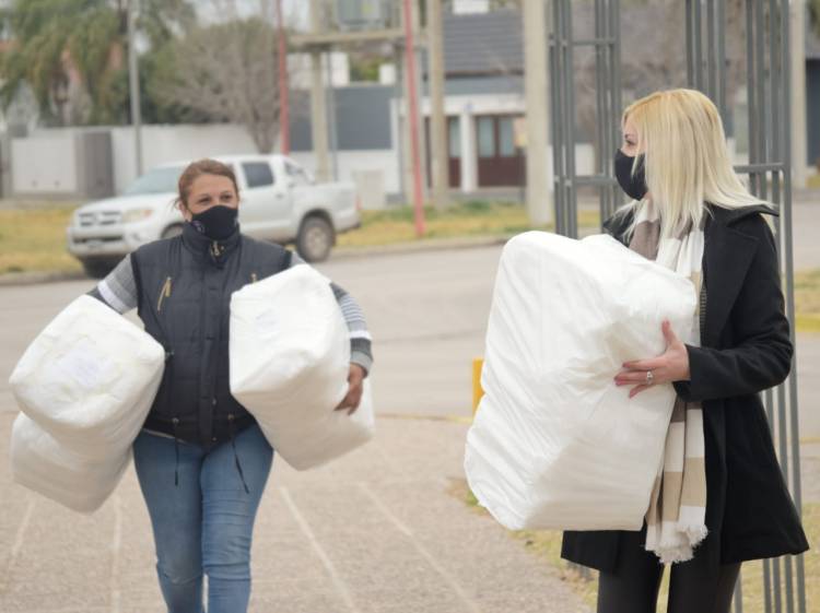 LA COOPERATIVA DE TRABAJO TEXTIL AVANZA: ENTREGÓ AL HOSPITAL MUNICIPAL KITS SANITARIOS
