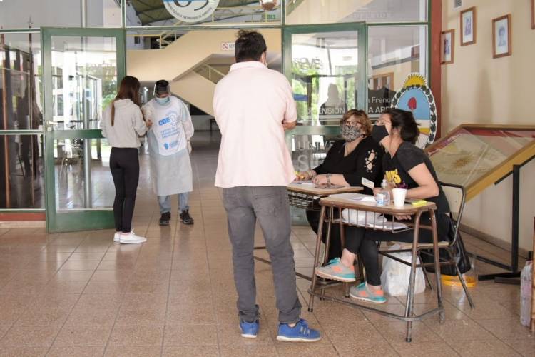 SE REALIZÓ LA ENTREGA DE TARJETA ALIMENTAR EN ARROYITO