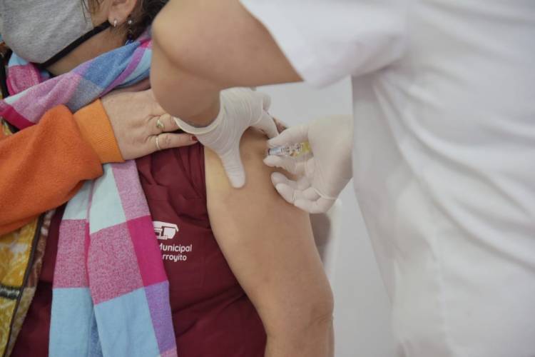 EL GOBIERNO MUNICIPAL ADQUIRIÓ Y COLOCÓ MÁS DE 300 VACUNAS ANTIGRIPALES A EMPLEADOS MUNICIPALES