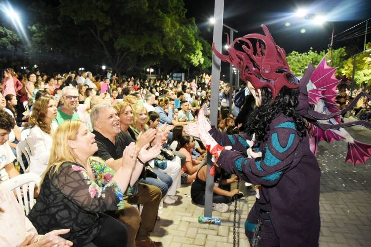 ARROYITO SE LLENÓ DE COLOR Y BRILLO EN SU ÚLTIMA NOCHE DE CARNAVALES