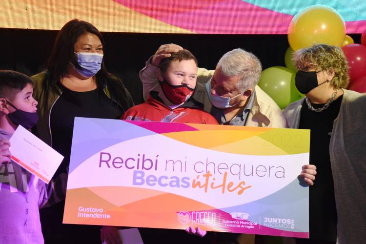 ARROYITO APUESTA A LA EDUCACIÓN, ENTREGÓ «BECAS ÚTILES» A MÁS DE 400 FAMILIAS BENEFICIADAS