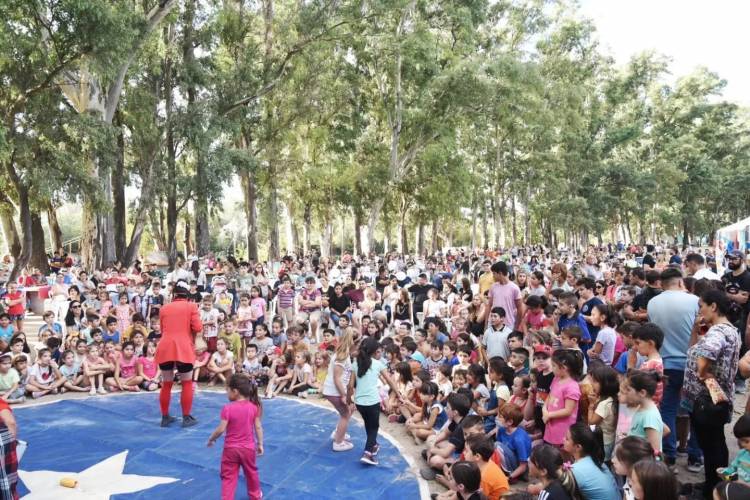 ARROYITO CELEBRÓ LAS INFANCIAS EN SU PRIMER FESTIVAL LLENO DE ARTISTAS Y NIÑOS