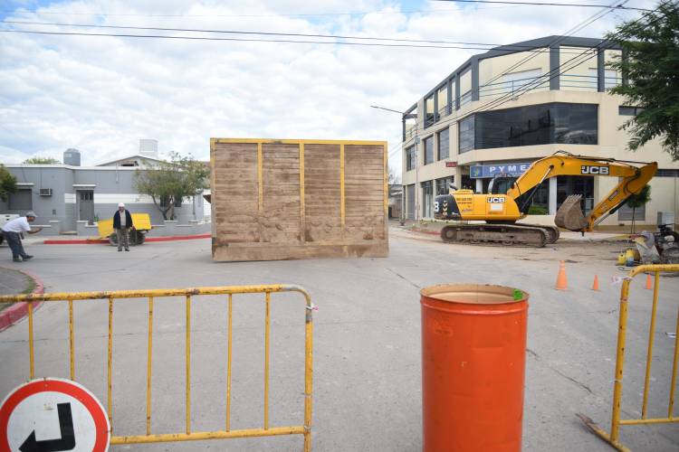 LA MEGA OBRA DE DESAGÜES YA LLEGÓ A LA INTERSECCIÓN DE LA AV. MARIANO MORENO ESQUINA MITRE