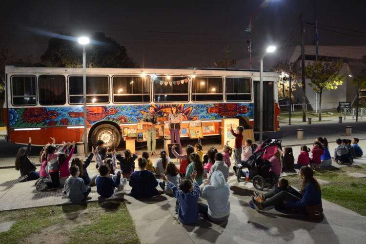 LA BIBLIOTECA RODANTE «TODO CABE EN UN JARRITO» PASO POR NUESTRA CIUDAD