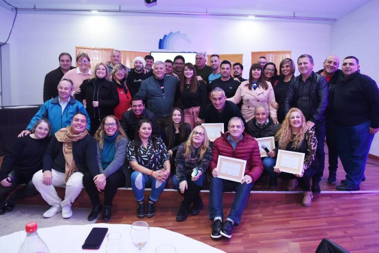 BENEDETTI AGASAJÓ A LOS TRABAJADORES DE LA PRENSA