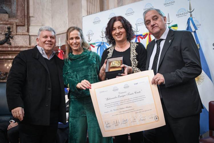 EL GOBIERNO MUNICIPAL, POR PARTE DEL SENADO DE LA NACIÓN, RECIBE IMPORTANTE PREMIO «GOBERNADOR CRESTO» POR SUS POLÍTICAS EDUCATIVAS