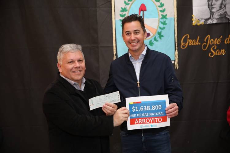 Manuel Calvo entregó aportes para ampliar la red domiciliaria de gas para vecinos de Arroyito