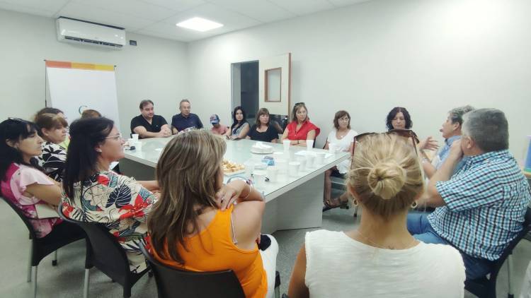 EL EQUIPO DE SALUD MUNICIPAL JUNTO A DIRECTORAS DE ESCUELAS ARTICULANDO ACCIONES