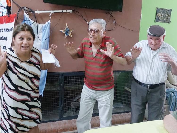 UNA TARDE LLENA DE CULTURA Y SONRISAS CON LOS ABUELOS DEL HOGAR DE ANCIANOS MUNICIPAL “JUAN XXIII