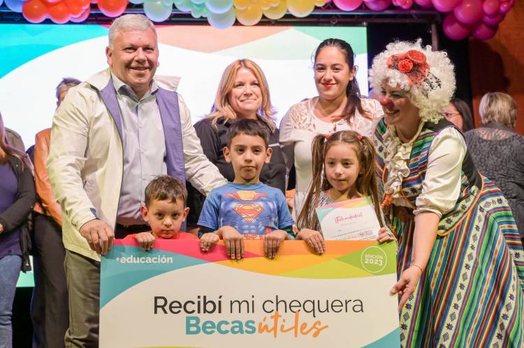 CRECER EDUCANDO: EL INTENDENTE BENEDETTI OTORGÓ 800 NUEVAS “BECAS ÚTILES” QUE BENEFICIARÁN A MÁS DE 600 FAMILIAS