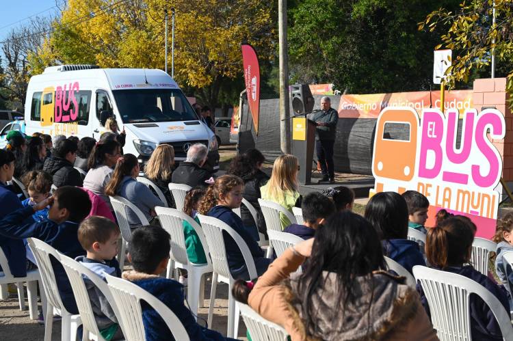 ARROYITO PONE EN MARCHA EL PRIMER SERVICIO DE TRANSPORTE PÚBLICO MUNICIPAL, DE LA REGIÓN, «EL BUS DE LA MUNI»