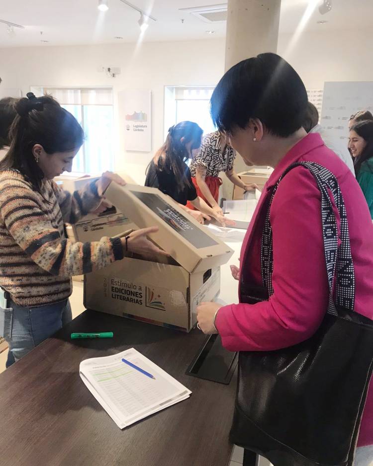 LA BIBLIOTECA MUNICIPAL ALMAFUERTE RECIBIÓ LIBROS CORRESPONDIENTE AL «PROGRAMA ESTÍMULO A LAS EDICIONES LITERARIAS CORDOBESAS 2023»