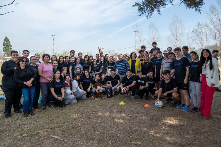 Los estudiantes de Arroyito y anexos rurales recibieron elementos deportivos y pedagógicos por parte del municipio en celebración a su día