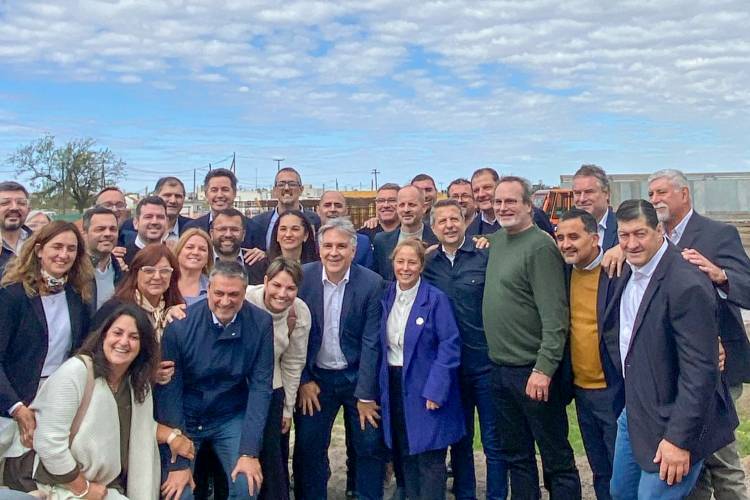 El intendente Benedetti gestionó 250 nuevas computadoras notebook para las escuelas de Arroyito, a través de la provincia