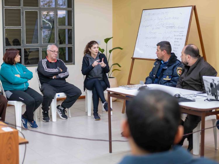 REUNIÓN CON VECINOS PARA ABORDAR PROBLEMÁTICAS DE CONVIVENCIA VIAL Y RUIDOS MOLESTOS